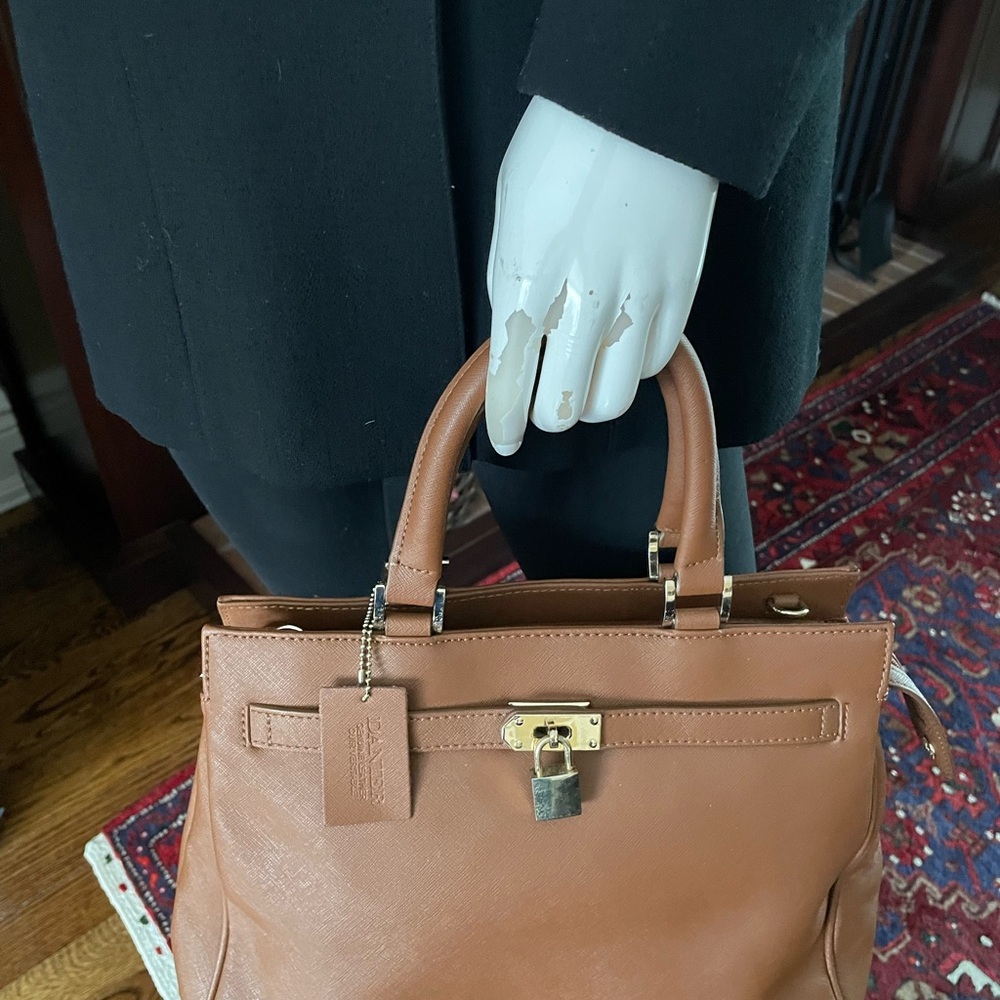 Elegant Tan Danier Leather Handbag - LMar 29